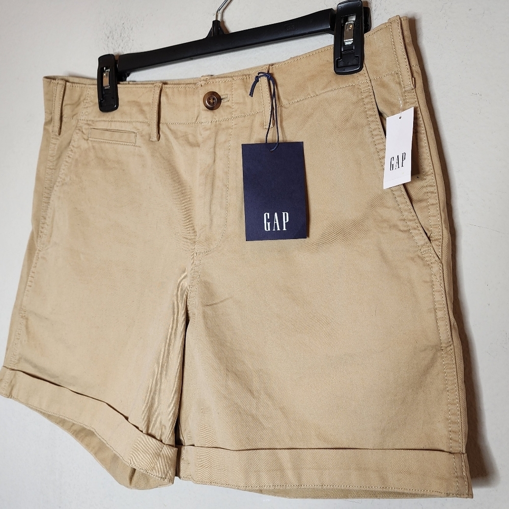 NWT Gap 5" khaki shorts. Size 8